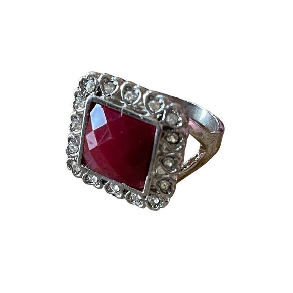 NWOT square checkered red center stone ring with heart shaped rhinestone border - Picture 3 of 9